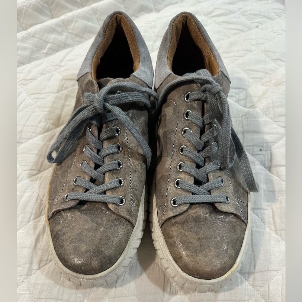 Sofft women’s sneakers size 10